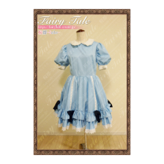 エプロンを付けている時は気づかないけど、エプロンの裾からチラッとはしごレースが見えるようにしました。 パークで食事をする時エプロンを外してもお洒落なアリスでいれます。