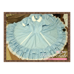 全円スカートを開いて置くと、四人がけの食卓がスカートで埋まります