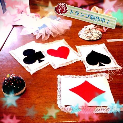桜都-Sato-の衣装製作記のアリス衣装のエプロンに縫い付けるトランプパーツを縫っています